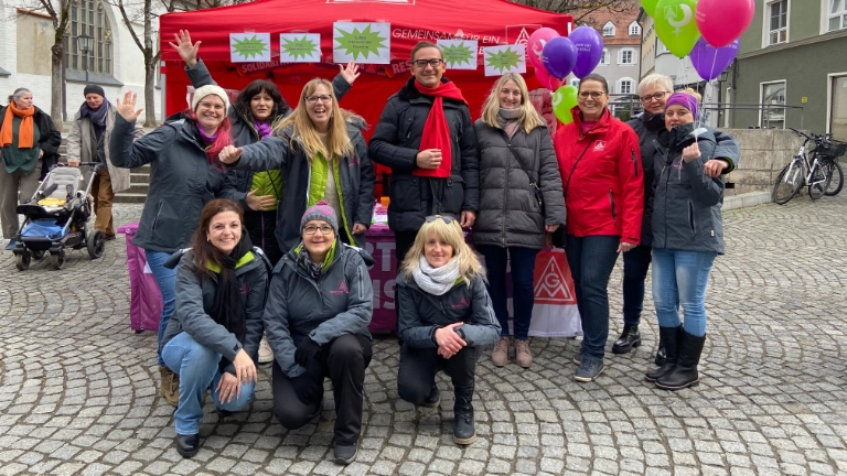 Metallerinnen der IG Metall Weilheim am Aktionstag in Landsberg am Lech mit Geschäftsführer Karl Musiol