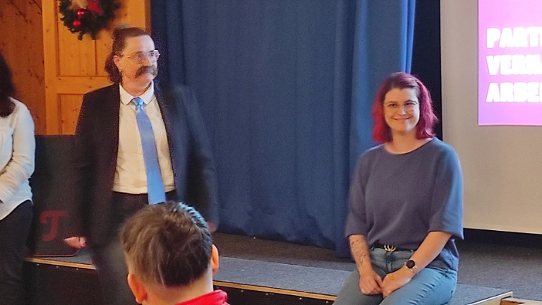 Bild 5 der Sketche des Frauenteams zu „Partnerschaftlichem Verhalten am Arbeitsplatz“ auf der Delegiertenversammlung im November 2024