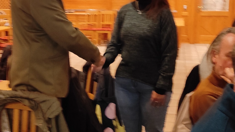 Bild 4 der Sketche des Frauenteams auf der Delegiertenversammlung im November 2024 zu „Partnerschaftlichem Verhalten am Arbeitsplatz“