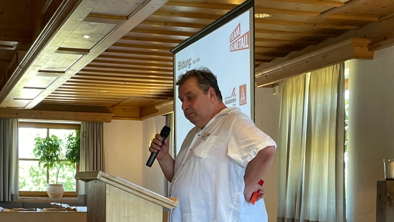 Werner Zipperer von der Betriebsräte-Akademie referiert auf dem BR-Empfang 2022 in Paterzell