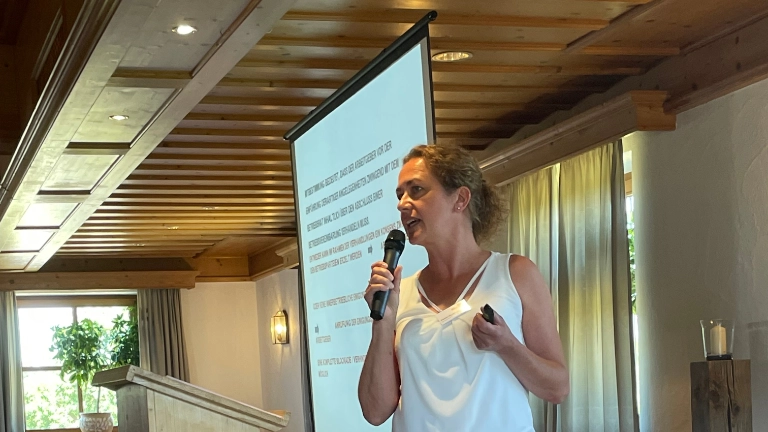 Die Arbeitsrecht-Rechtsanwältin Yvonne Bayerlein referiert auf dem BR Empfang 2022 in Paterzell