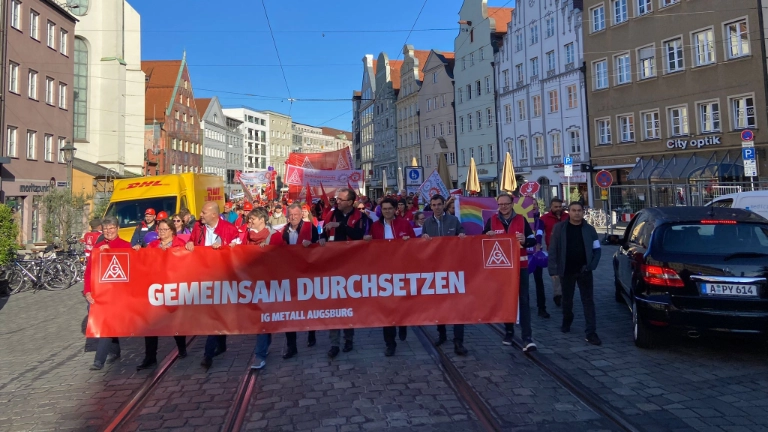 Demozug zum Verhandlungslokal auf der Tarifaktion am 27. Oktober 2022 in Augsburg