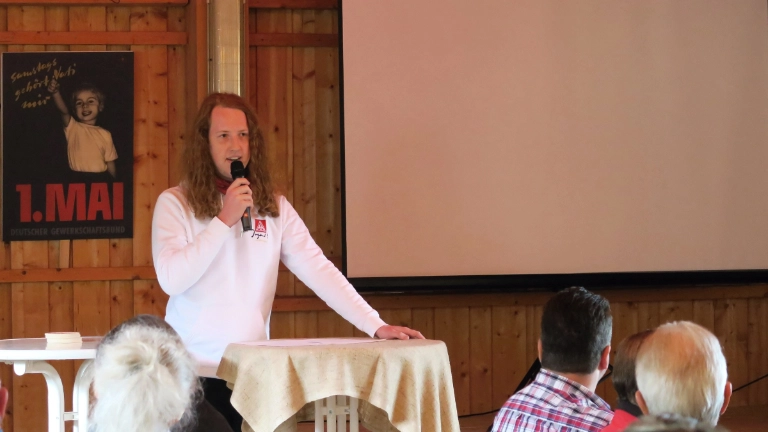 Auf der DGB Maifeier 2022 in Peiting war auch die Jugend vertreten und Quirin Brunner vom Ortsjugendausschuss der IG Metall Weilheim hält seine Rede zum 1. Mai.