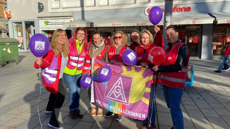 Die Weilheimer Frauen auf der Tarifaktion zur dritten Verhandlungsrunde am 27. Oktober 2022 in Augsburg Bild6