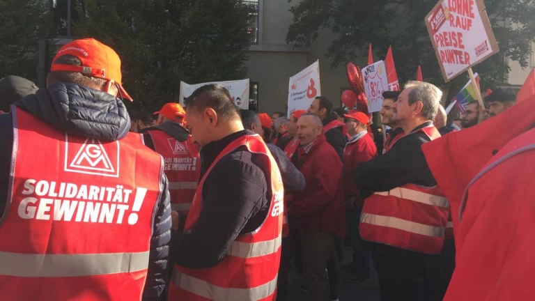 Teilnehmer an der Tarifakton in Müchen zum zweiten Verhandlungstag zur Tarifrunde der Metall- und Elektroindustrie 2022