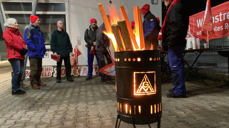 Warnstreik bei DBI Global Supply Chain in Schongau in der Nachtschicht - Tarifrunde Textil & Bekleidung 2023