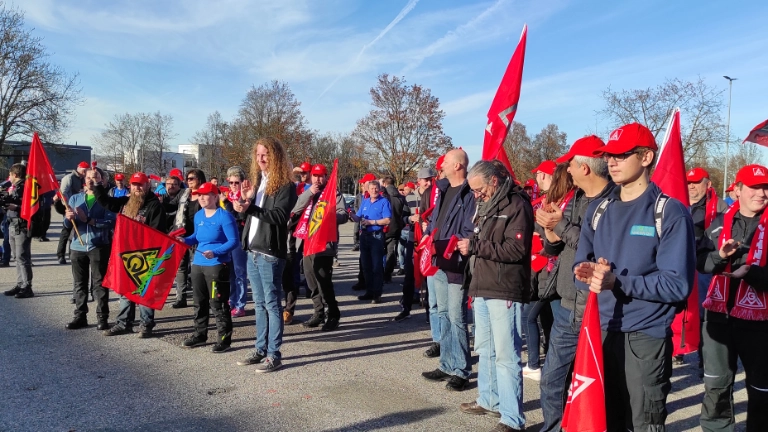 Metaller beim Warnstreik in Weilheim Bild 1