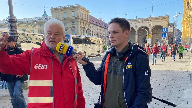 Interview mit Helmut Dinter auf der Tarifaktion der IG Metall Bayern zum zweiten Verhandlungstag in München - Oktober 2022