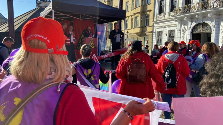 Kundgebung vor dem Verhandlungslokal, Tarifaktion in Augsburg am 27. Oktober 2022, Bild 11