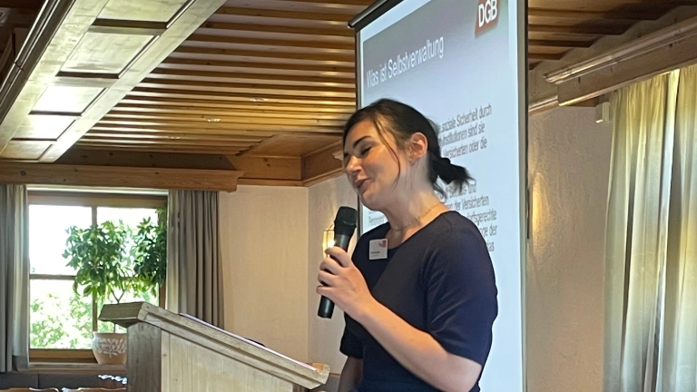 Natascha Almer vom DGB Bayern referiert auf dem BR Empfang 2022 in Paterzell